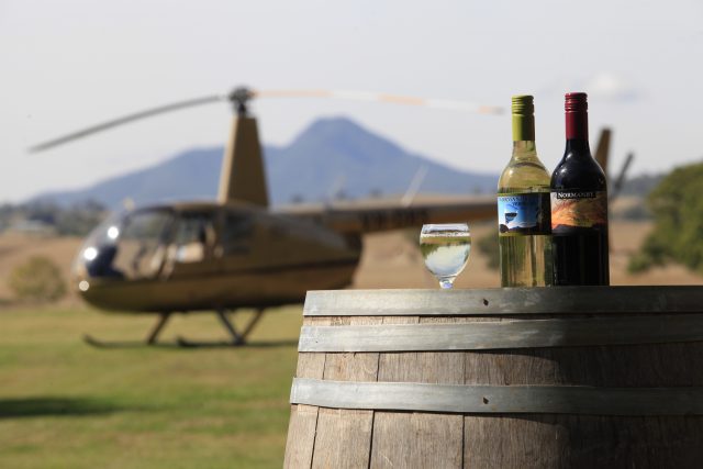 image helicóptero pub crawl tour bares scenic rim Chopper and Wine Barrel Normanby